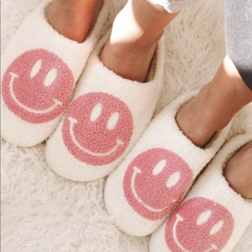 NEW SOFT SMILEY FACE SLIPPERS WOMEN COMFORTABLE PREPPY GIFT WOMEN - Picture 2 of 12
